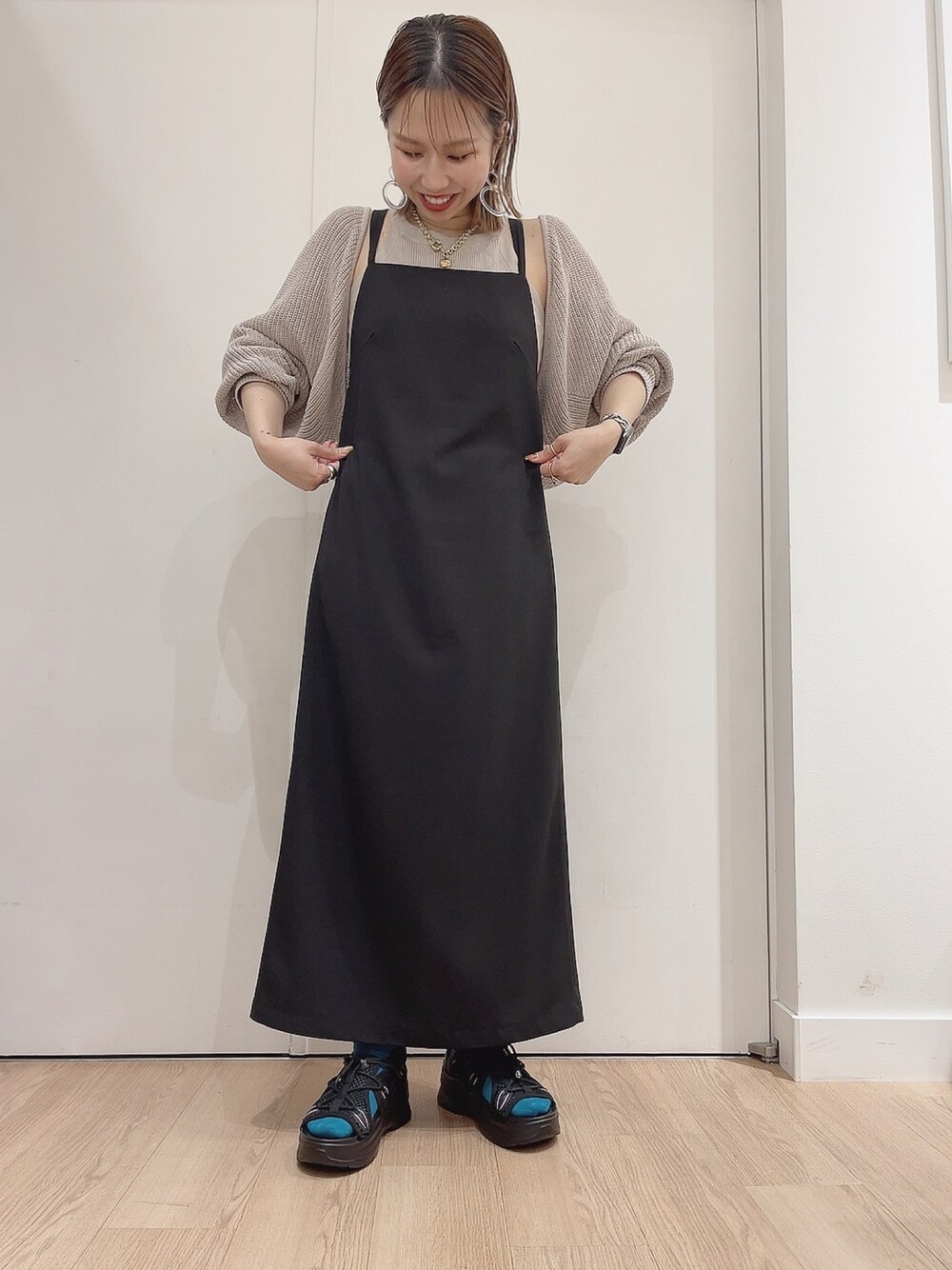 「大人カジュアル、カジュアルコーデ、ワンピース、キャミワンピ、サンダル、カラーソックス、ブルー、オリエンタルトラフィック、低身長コーデ、カーディガン、スポサン、厚底シューズ」｜「CIAOPANICの着回し力抜群！バッククロスキャミワンピース（ワンピース、ブラック系）」を使った、hana___さん（レディース・153cm）の春コーディネートの1枚目の写真