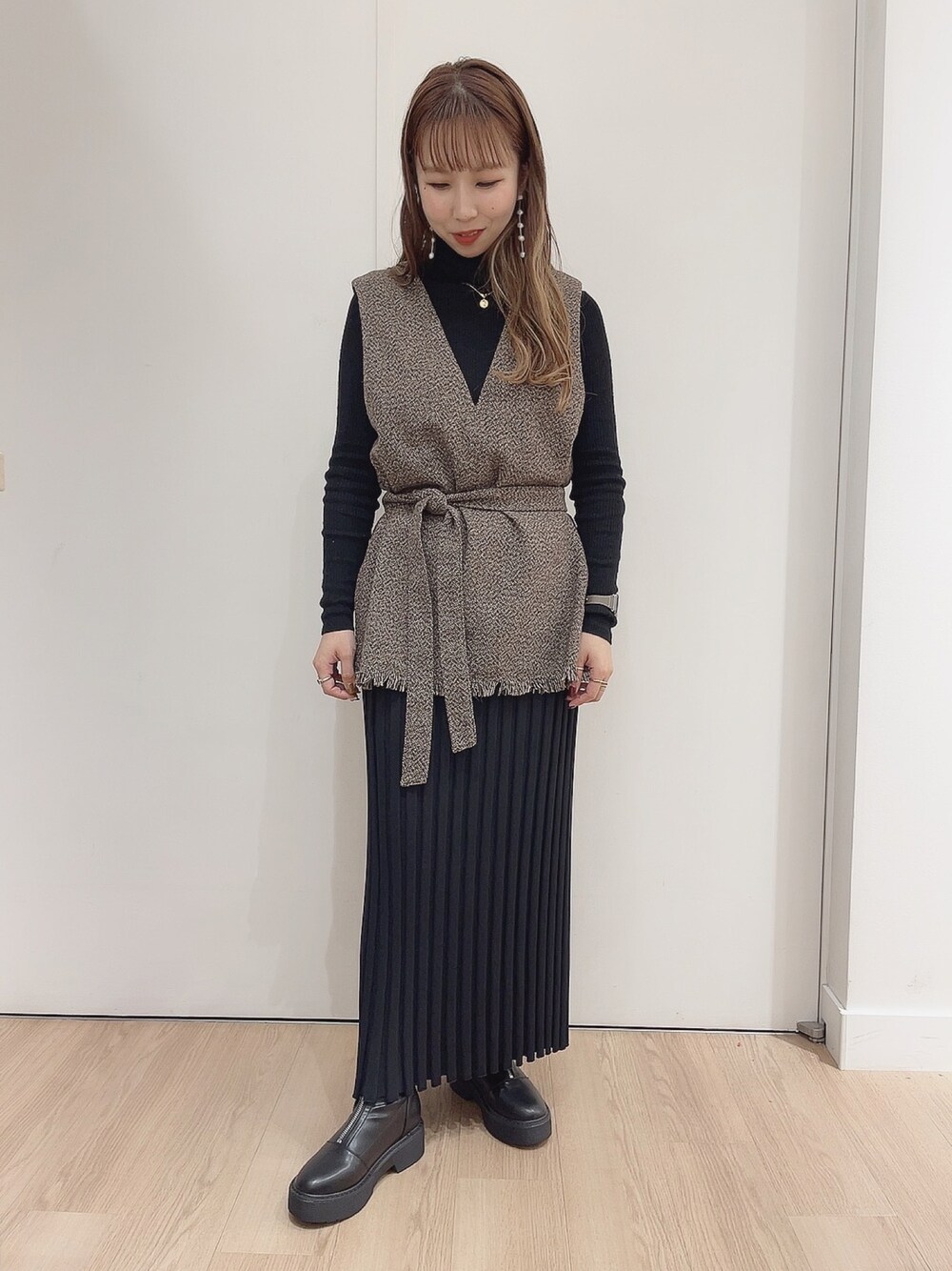 「ショートブーツ、モノトーン、レイヤードスタイル、タートルネック、ニットスカート、ORiental TRaffic(ORiental TRaffic)、スカートスタイル、低身長、オトナカジュアル、11412」｜「Mila Owenのストレートシルエットリブニットスカート（スカート、ブラック系）」を使った、hana___さん（レディース・153cm）の冬コーディネートの1枚目の写真