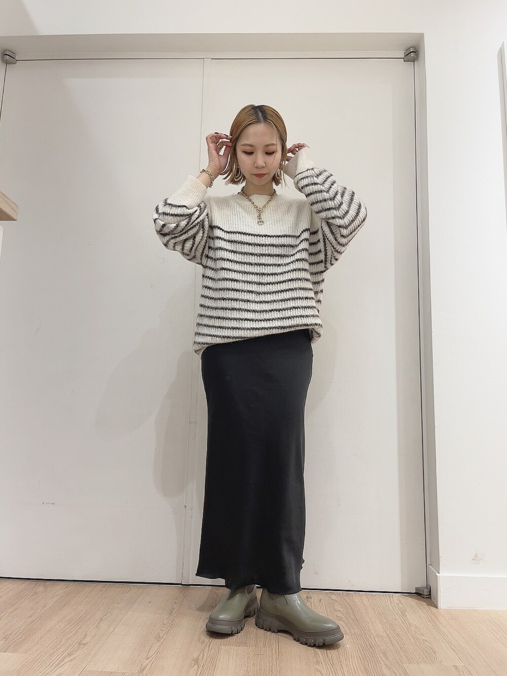 「秋冬コーデ、モノトーン、低身長コーデ、ボーダーニット、モヘアニット、サテンスカート、オリエンタルトラフィック、ORiental TRaffic(ORiental TRaffic)、サイドゴアブーツ、グリーン、厚底シューズ、カーキ」｜「ORiental TRafficの■2022秋冬新作■ボリュームソールサイドゴアブーツ/21404（ブーツ、グリーン系）」を使った、hana___さん（レディース・153cm）の秋コーディネートの1枚目の写真