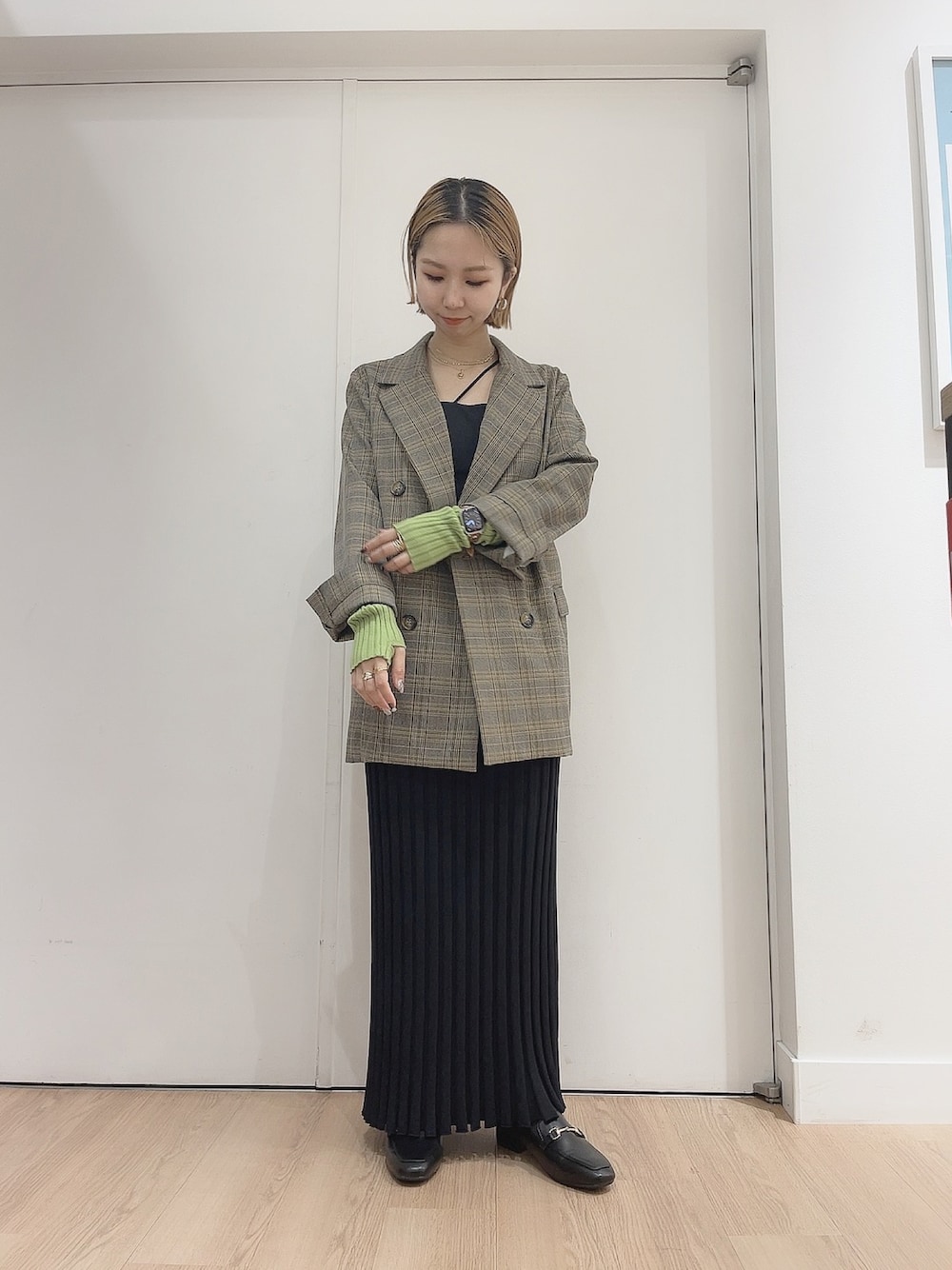 「オトナカジュアル、カジュアルコーデ、低身長女子、オリエンタルトラフィック、ORiental TRaffic(ORiental TRaffic)、跳べるパンプス、ローファー、アームウォーマー、ロングスカート、ジャケットスタイル、おしゃれさんと繋がりたい、差し色」｜「Kastaneの【新色追加】リブカラバリアームウォーマー（アームカバー、グリーン系）」を使った、hana___さん（レディース・153cm）の秋コーディネートの1枚目の写真