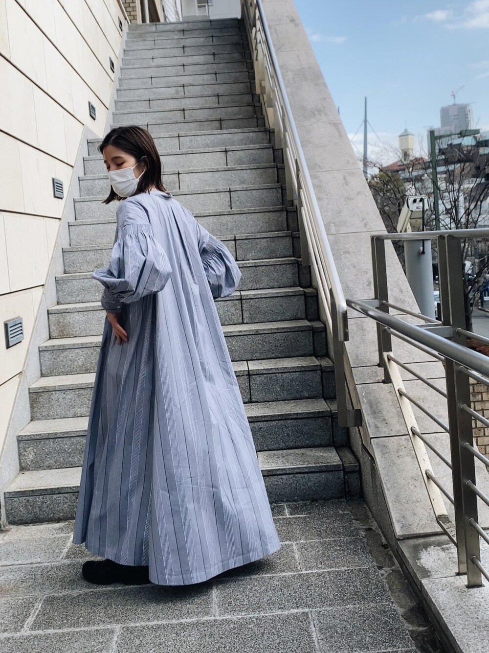 ブラック系のシャツワンピースを着用したレディースの春コーディネートの1枚目の写真