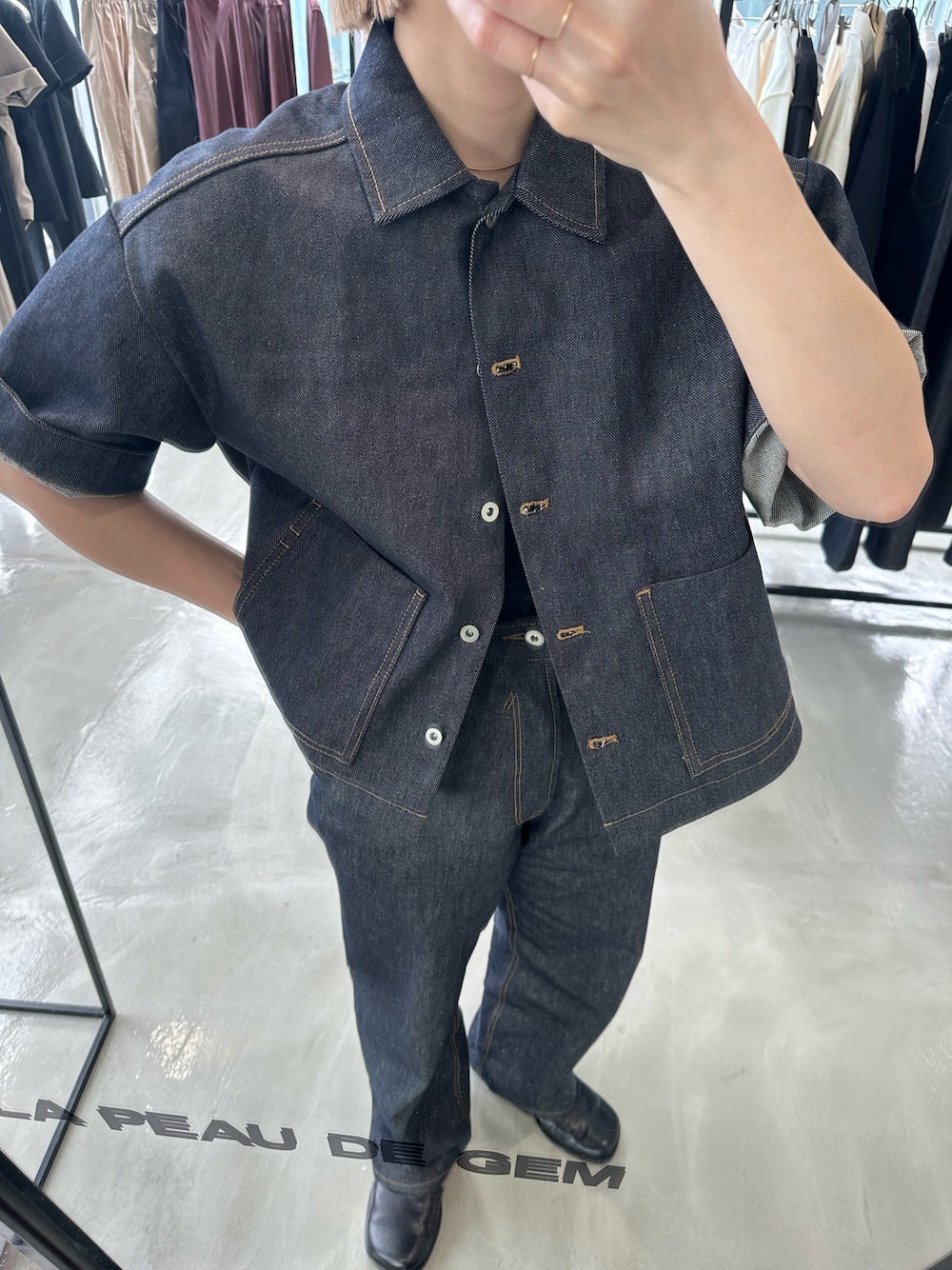 「春めき満開コーデ、デニム、デニムジャケット、デニムシャツ、デニムパンツ、セットアップ、オトナカジュアル」｜「LA PEAU DE GEMの【LA PEAU DE GEM】denim coverall/デニムカバーオール（カバーオール、ブルー系）」を使った、sari_lpdgemさん（レディース・158cm）の春コーディネートの1枚目の写真