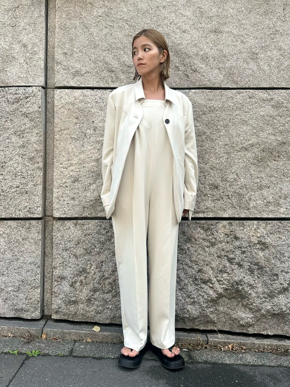 「似合うラボに行こう、春服コーデ、オケージョン、オケージョンスタイル、ジャケット、セットアップスタイル、セットアップ、ロンパース、オーバーオール、ベアトップオールインワン、オールホワイト、ワントーンコーデ、卒業式、入学式、淡色コーデ」｜「LA PEAU DE GEMの【LA PEAU DE GEM】2タックベアサロペット（サロペット/オーバーオール、イエロー系）」を使った、sari_lpdgemさん（レディース・158cm）の冬コーディネートの1枚目の写真