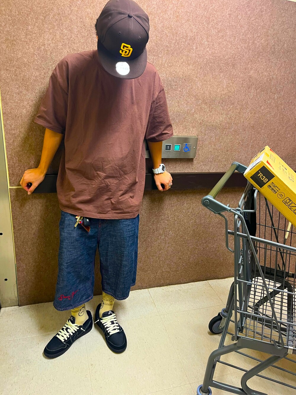 「ストリート、NEW ERA、PROCLUB、G-SHOCK、SEAN JOHN、NIKE、AIR JORDAN、Black Phantom」｜「PRO CLUB のアイテム（Tシャツ/カットソー、ブラウン系）」を使った、せさん（メンズ・175cm）の夏コーディネートの1枚目の写真