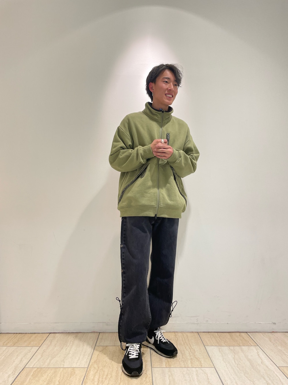 「BEAVER、BEAVER名古屋、MANASTASH、poliquant、スウェット、ブルゾン、オリーブ、グリーン、ジップアップ、デニム、ブラックデニム、ストリート、スニーカーコーデ、リラックススタイル、春コーデ」｜「MANASTASHのMANASTASH/マナスタッシュ　CASCADE JACKET 22 カスケードジャケット22　7123035（ブルゾン、グリーン系）」を使った、u_riさん（メンズ・173cm）の冬コーディネートの1枚目の写真