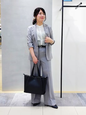 「INDIVI（インディヴィ）の【定番スーツ／UVケア／洗える】ウール調テーラードジャケット（スーツジャケット、グレー系）」を使った、TOMOMIさん（レディース・153cm）の夏コーディネート