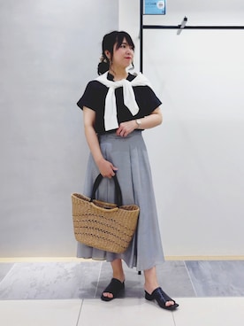 「INDIVI（インディヴィ）の【接触冷感／洗える／SETUP可能】シアーシャンブレータックフレアスカート（スカート、グレー系）」を使った、TOMOMIさん（レディース・153cm）の夏コーディネート