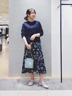 「INDIVI（インディヴィ）の【SETUP可能】モダンフラワー柄フレアスカート（スカート、ブルー系）」を使った、TOMOMIさん（レディース・153cm）の夏コーディネート