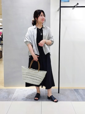 「INDIVI（インディヴィ）の【接触冷感／洗える／2WAY】ドロスト付 シアーシャンブレーシャツ（シャツ/ブラウス、グレー系）」を使った、TOMOMIさん（レディース・153cm）の夏コーディネート