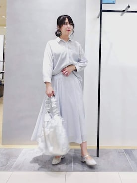 「INDIVI（インディヴィ）の【洗える／2WAY】ドロスト付 シアーシャンブレーシャツ（シャツ/ブラウス、ホワイト系）」を使った、TOMOMIさん（レディース・153cm）の夏コーディネート