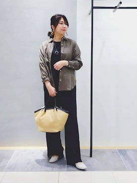 「INDIVI（インディヴィ）の【2WAY】ペーパーミドルバッグ（トートバッグ、ベージュ系）」を使った、TOMOMIさん（レディース・153cm）の夏コーディネート