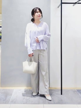 「INDIVI（インディヴィ）の【褒められパンツ／洗える】ウエストゴムワイドタックパンツ（その他パンツ、グレー系）」を使った、TOMOMIさん（レディース・153cm）の夏コーディネート