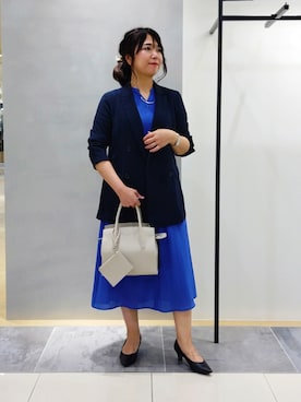 「INDIVI（インディヴィ）の【洗える】無地＆チェーン柄 シャーリングサッカーワンピース（ワンピース、ブルー系）」を使った、TOMOMIさん（レディース・153cm）の夏コーディネート