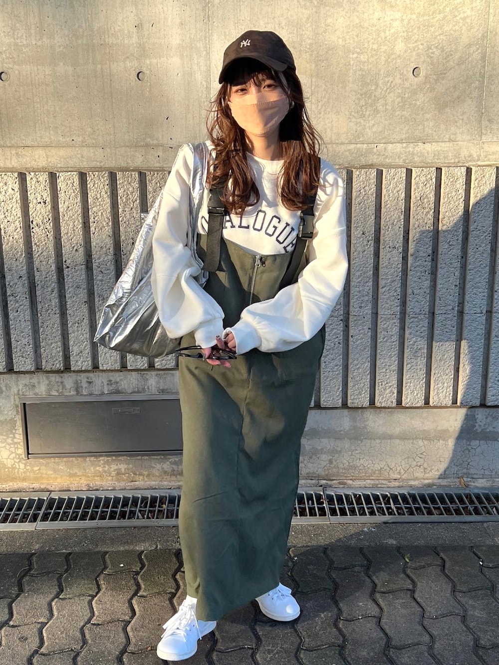 ホワイト系のTシャツ/カットソー、グリーン系のワンピース/ドレス、シルバー系のエコバッグ/サブバッグを着用したレディースの冬コーディネートの1枚目の写真