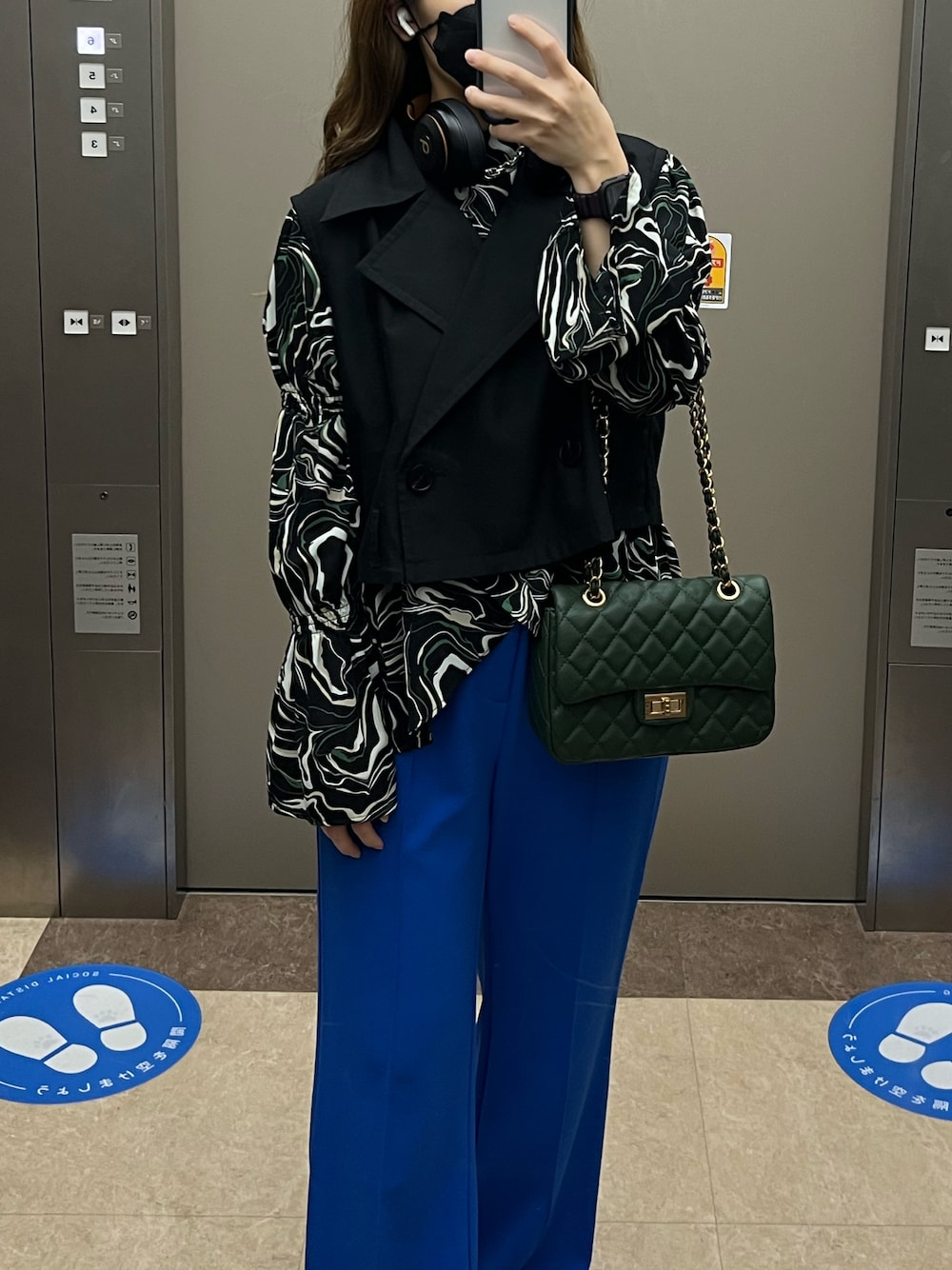 「HAREのカラーソフトフレアパンツ(HARE)（その他パンツ、ブルー系）」を使った、Moekaさん（レディース・161cm）の秋コーディネートの1枚目の写真