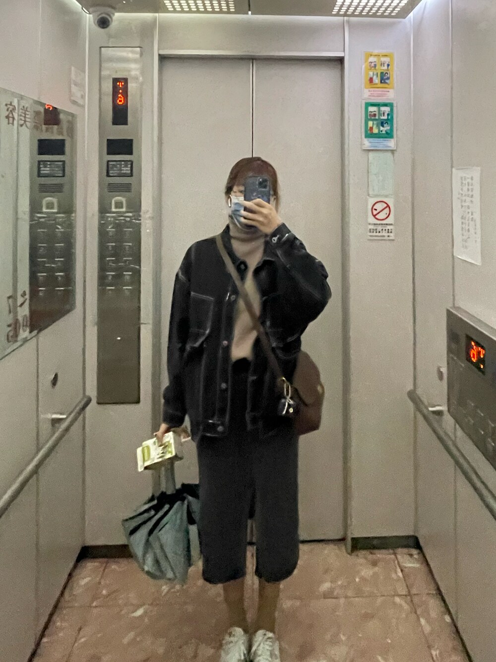 「UNIQLOのアイテム（デニムスカート、ホワイト系）」を使った、エマさん（レディース・161cm）の冬コーディネートの1枚目の写真