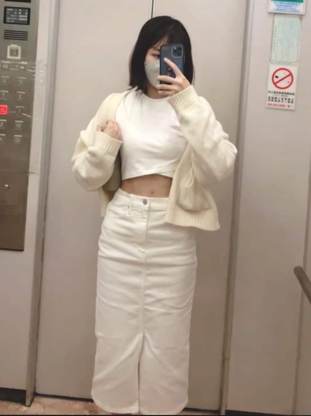 「UNIQLOのアイテム（デニムスカート、ホワイト系）」を使った、エマさん（レディース・161cm）の夏コーディネートの1枚目の写真