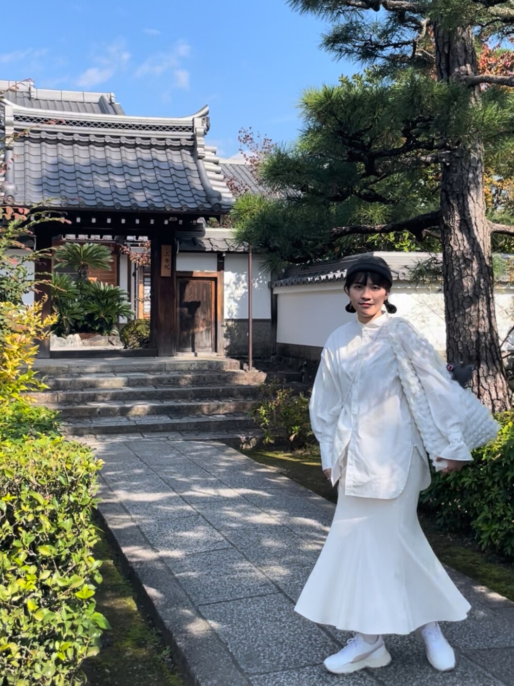 「秋服コーデ、大人かわいい」｜「SENSE OF PLACE by URBAN RESEARCHのカラーコクーンスリーブシャツ（シャツ/ブラウス、ホワイト系）」を使った、エマさん（レディース・161cm）の秋コーディネートの1枚目の写真