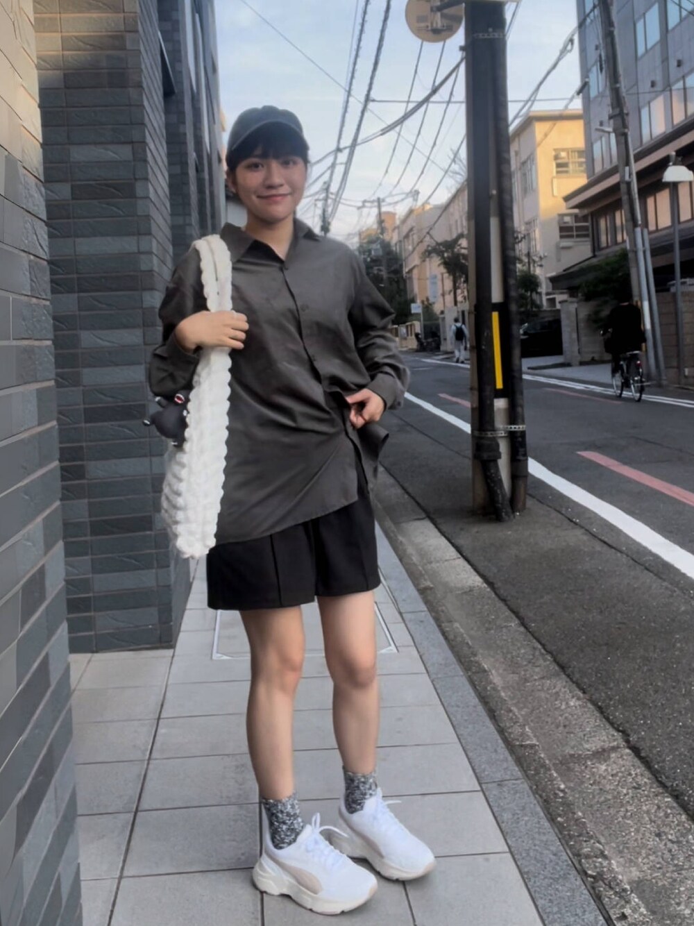 「秋服コーデ、大人かわいい」｜「GUのアイテム（カーゴパンツ、ブラック系）」を使った、エマさん（レディース・161cm）の秋コーディネートの1枚目の写真
