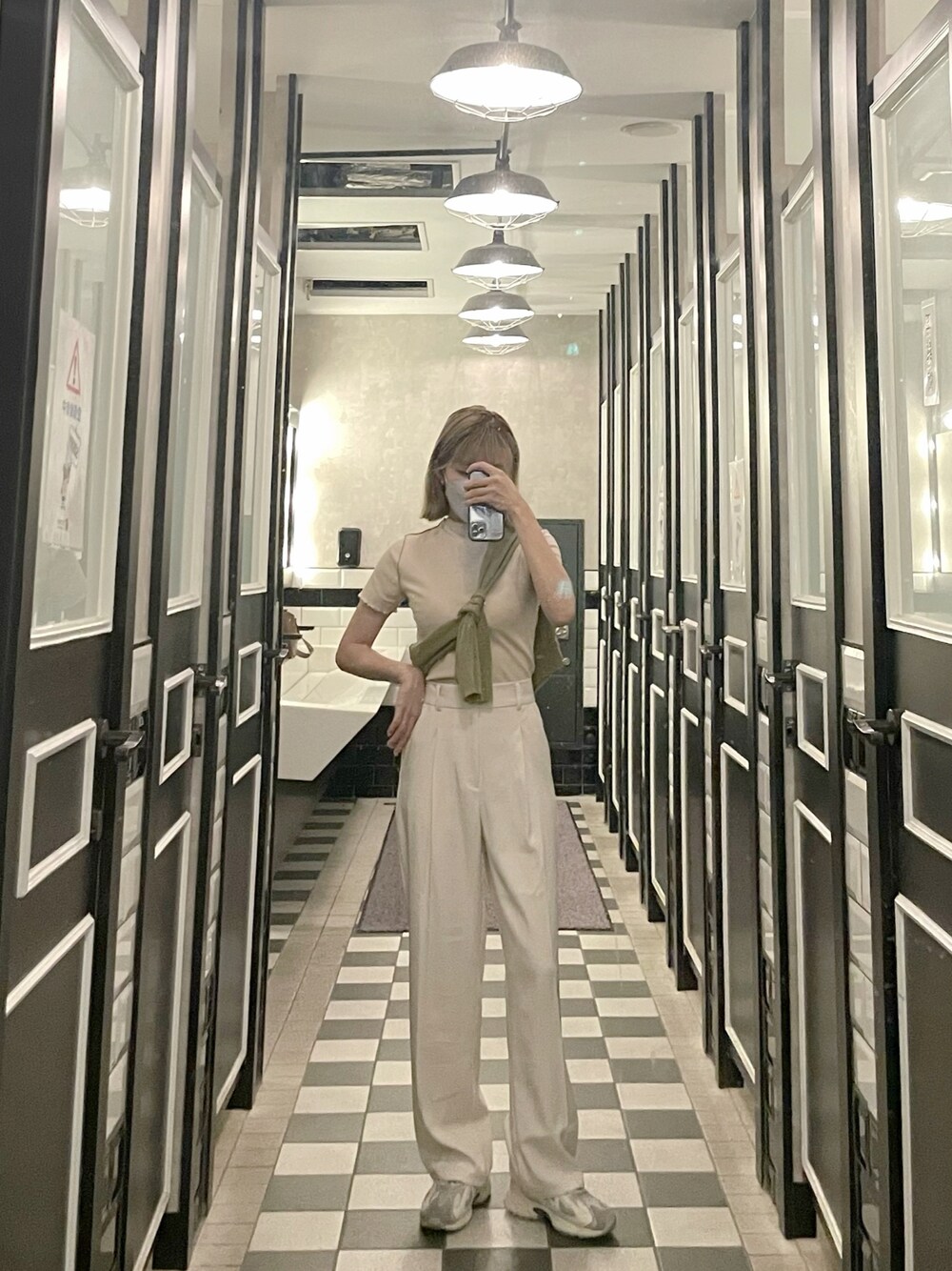 「ootd、大人コーデ、オトナ女子、シンプル」｜「ANGIEのアイテム（スラックス、ベージュ系）」を使った、エマさん（レディース・161cm）の秋コーディネートの1枚目の写真