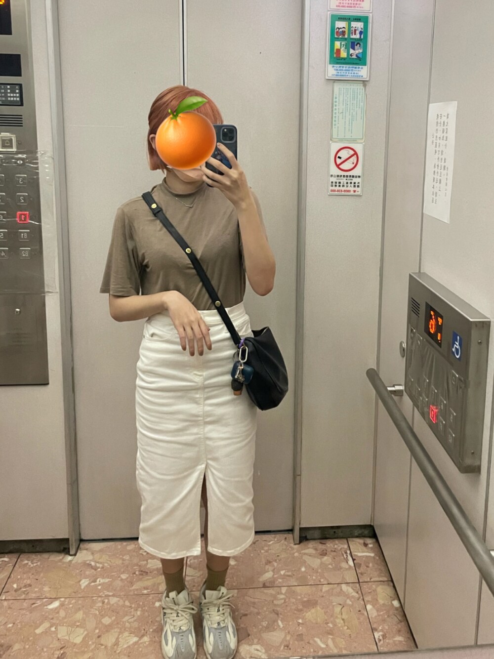 「ootd、秋冬コーデ、シンプル、大人コーデ、オトナ女子」｜「UNIQLOのアイテム（デニムスカート、ホワイト系）」を使った、エマさん（レディース・161cm）の秋コーディネートの1枚目の写真