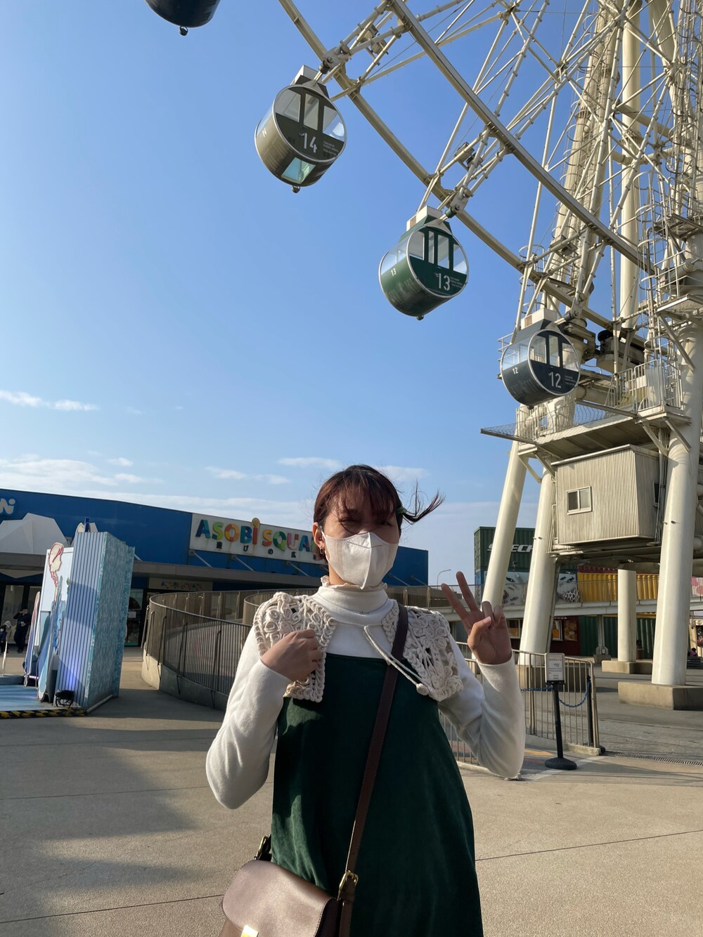 「QUEEN SHOPのアイテム（ジャンパースカート、グリーン系）」を使った、エマさん（レディース・161cm）の冬コーディネートの1枚目の写真