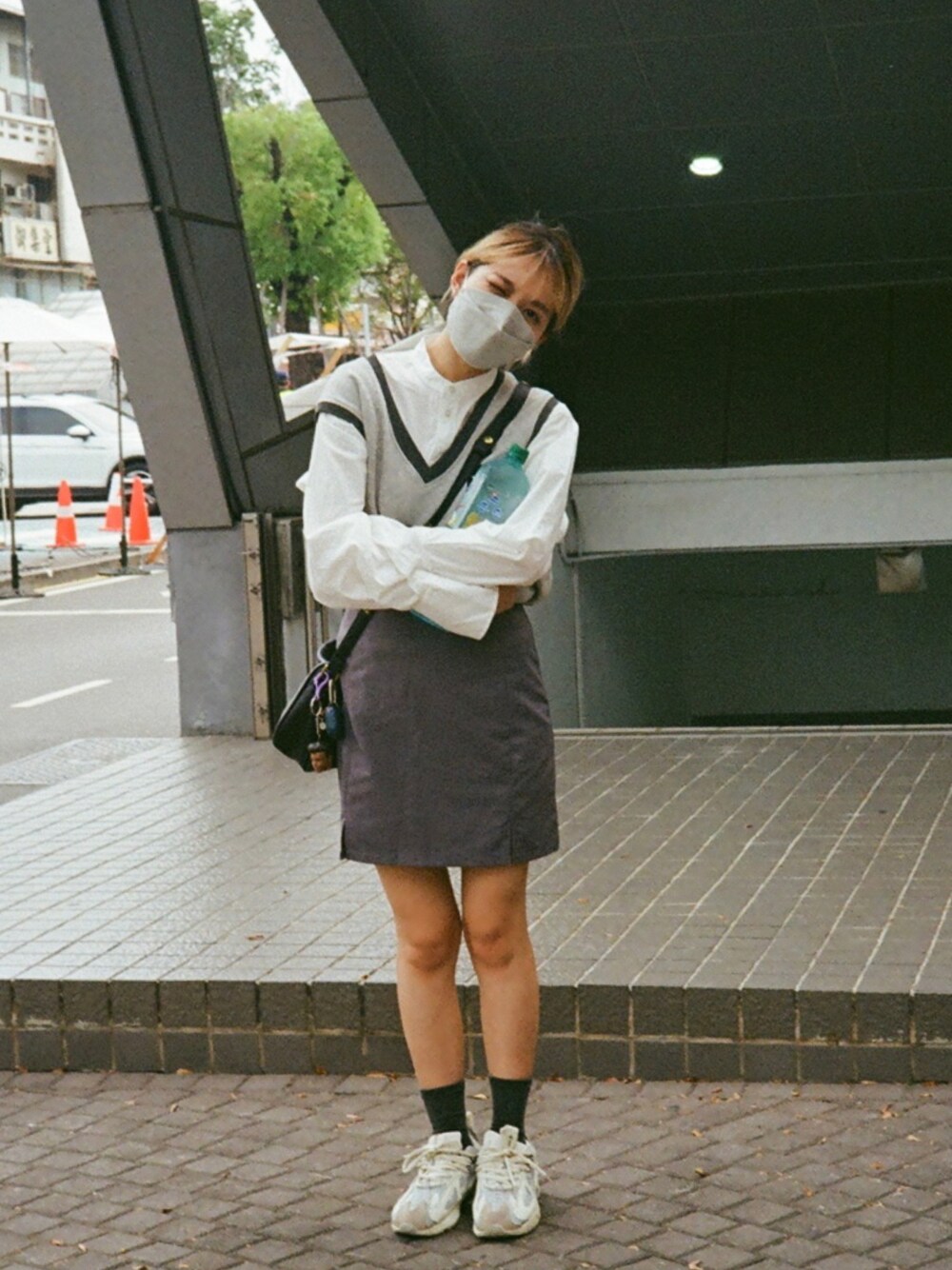 「SENSE OF PLACE by URBAN RESEARCHのカラーコクーンスリーブシャツ（シャツ/ブラウス、ホワイト系）」を使った、エマさん（レディース・161cm）の秋コーディネートの1枚目の写真