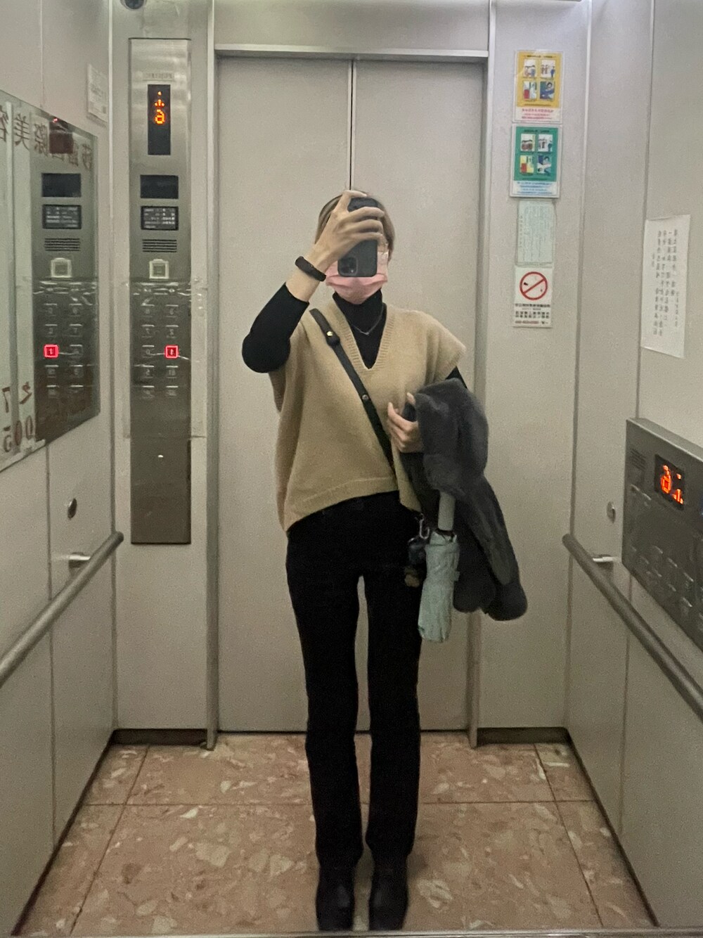 「GUのS（デニムパンツ、ブルー系）」を使った、エマさん（レディース・161cm）の秋コーディネートの1枚目の写真