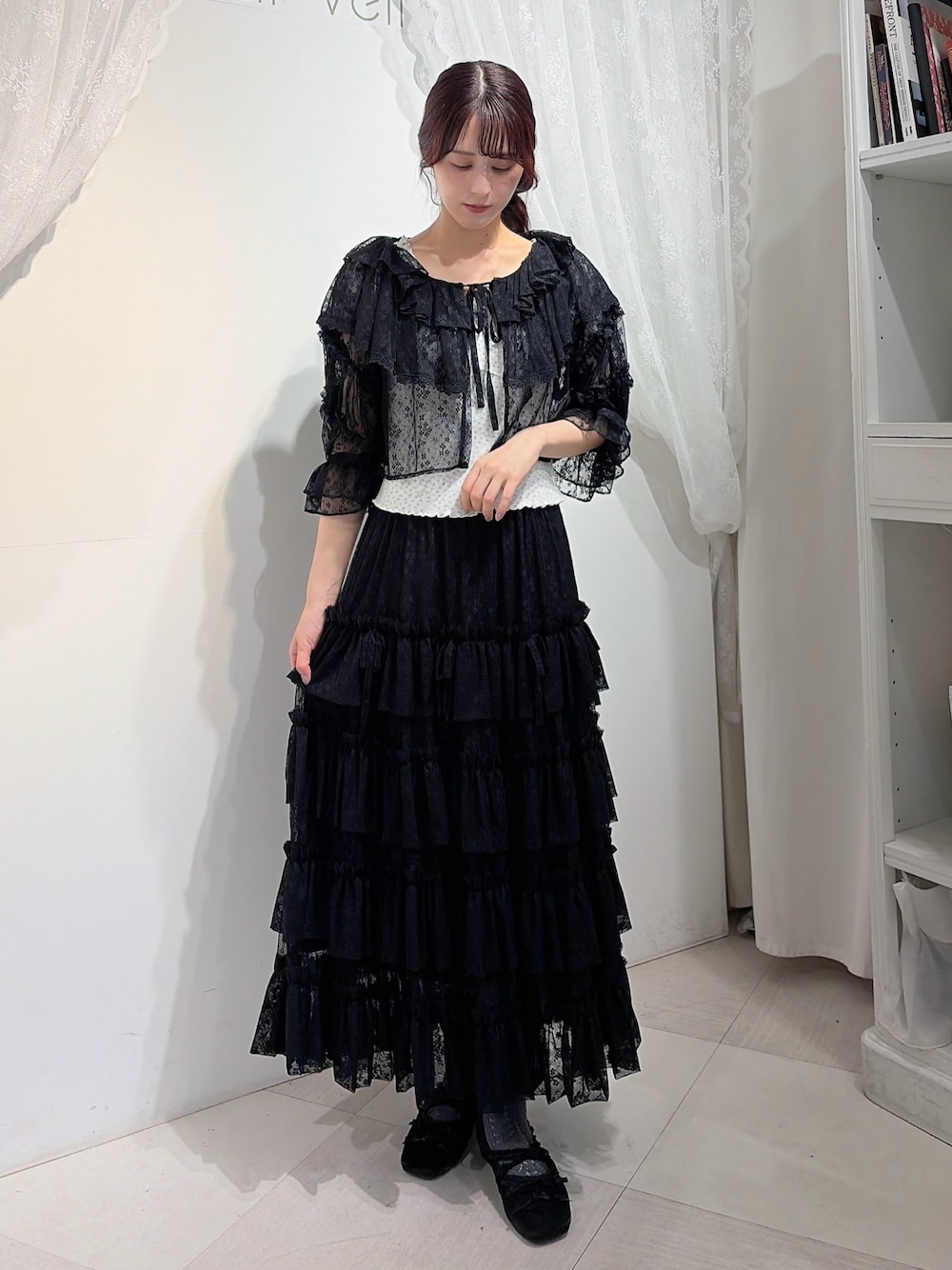 ブラック系のカーディガン/ボレロ、ホワイト系のTシャツ/カットソー、ブラック系のスカートを着用したレディースの春コーディネートの1枚目の写真