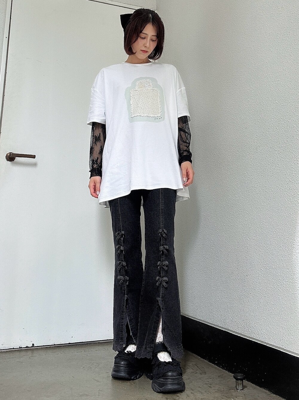 ホワイト系のTシャツ/カットソー、ブラック系のTシャツ/カットソー、ブラック系のデニムパンツを着用したレディースの夏コーディネートの1枚目の写真