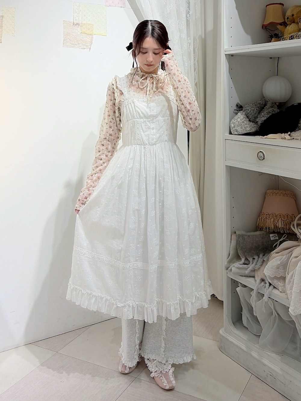 ホワイト系のTシャツ/カットソー、ホワイト系のワンピース、グレー系のスウェットパンツを着用したレディースの冬コーディネートの1枚目の写真