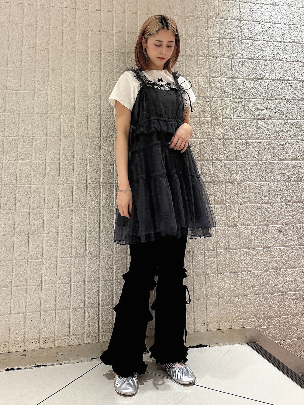 グレー系のワンピース、ブラック系のスウェットパンツ、シルバー系のバレエシューズを着用したレディースの夏コーディネートの1枚目の写真