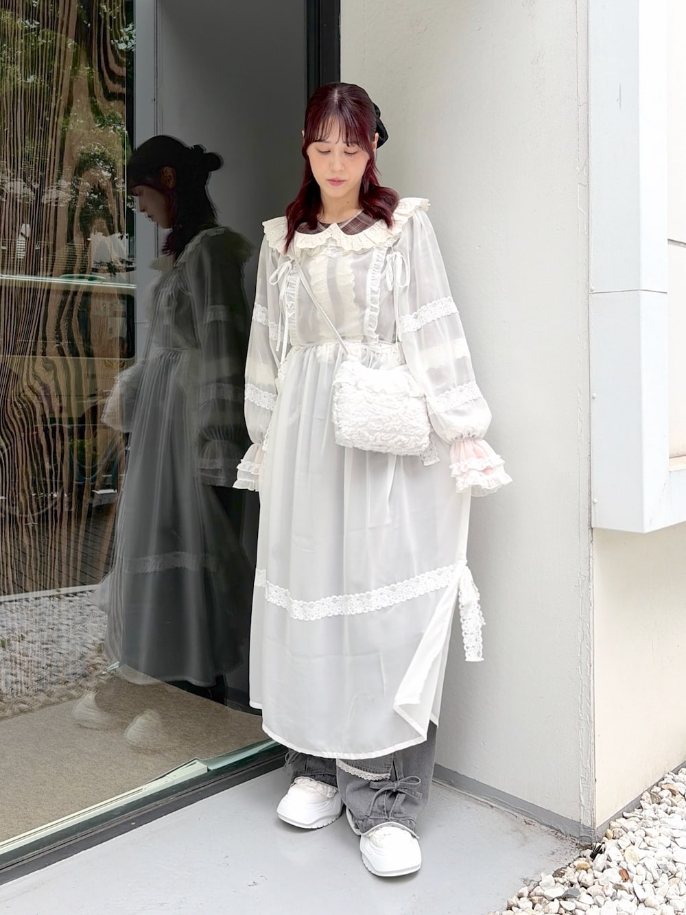 ブラウン系のシャツ/ブラウス、ホワイト系のワンピース、ホワイト系のハンドバッグを着用したレディースの夏コーディネートの1枚目の写真