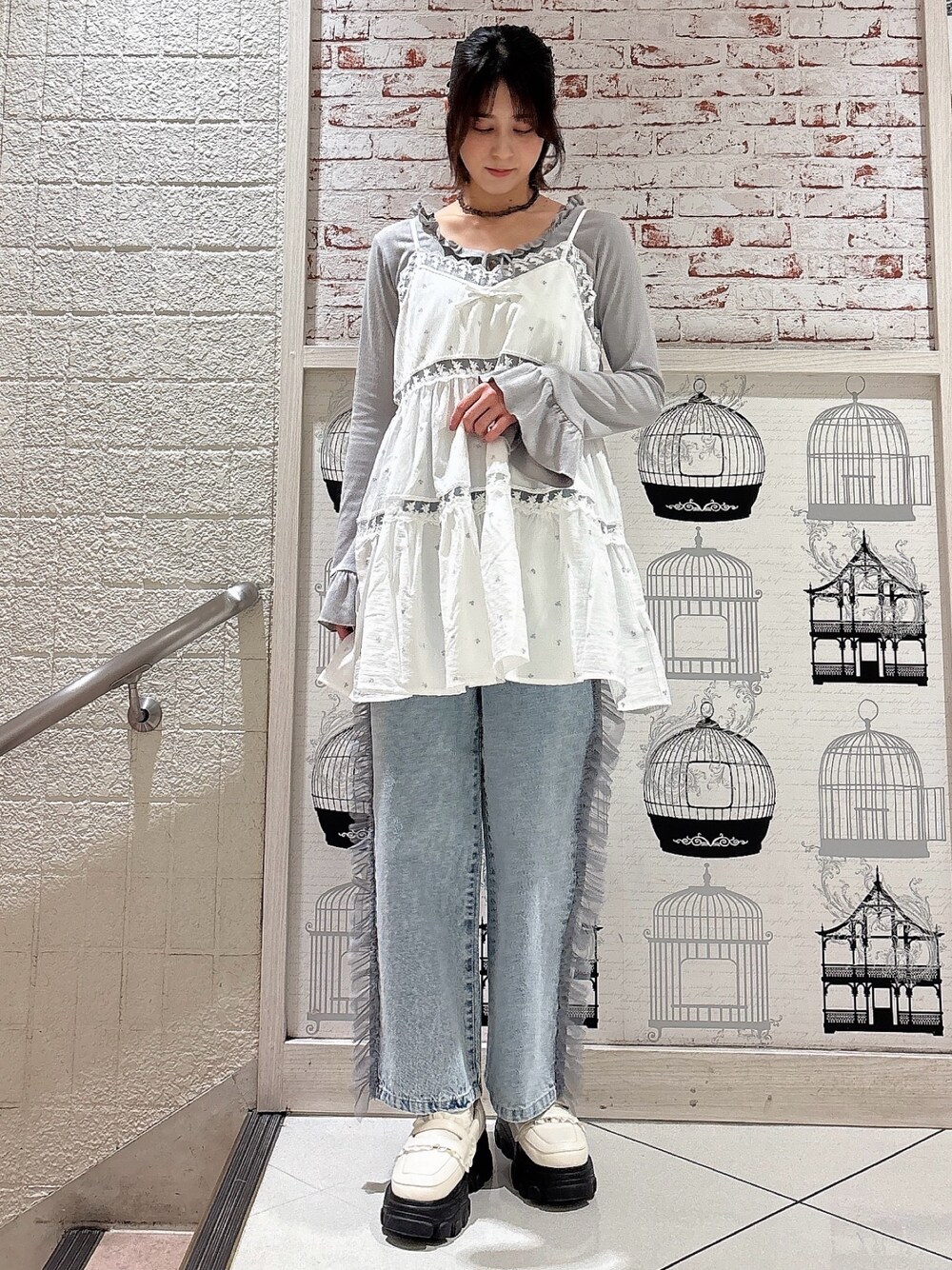 ブルー系のTシャツ/カットソー、ブルー系のキャミソール、ブルー系のデニムパンツを着用したレディースの冬コーディネートの1枚目の写真
