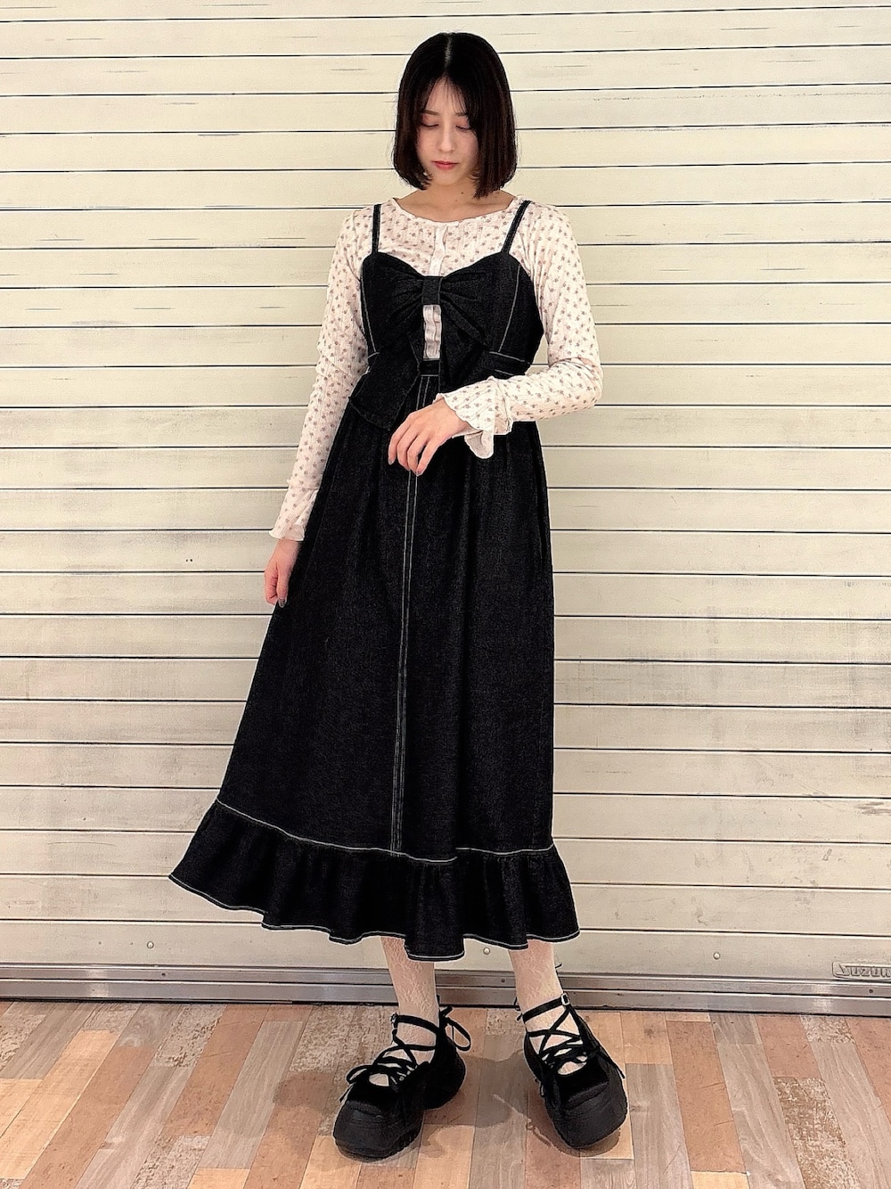 「高身長コーデ、リボン、デニム、大人ガーリー、カジュアルガーリー、デニムワンピース、キャミワンピ、リボンワンピース、花柄トップス、メロートップス、厚底シューズ、厚底スニーカー」｜「merry jennyのBIGリボンデニムキャミワンピース（ワンピース、ブラック系）」を使った、nanakaさん（骨格ウェーブ・レディース・163cm）の冬コーディネートの1枚目の写真