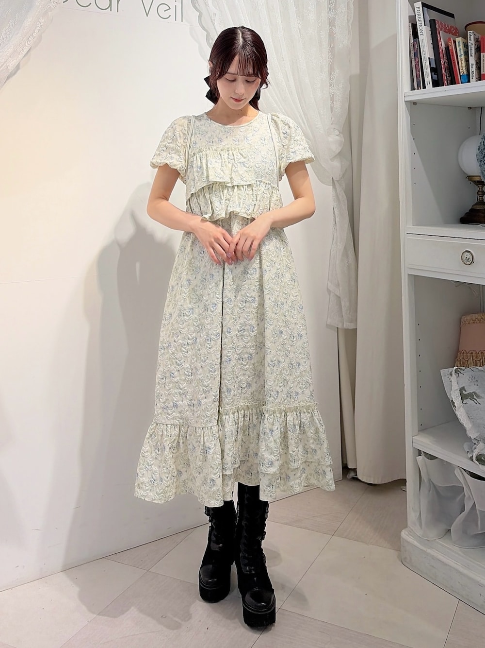 ブルー系のワンピース、ブラック系のブーツ、ホワイト系のバックパック/リュックを着用したレディースの春コーディネートの1枚目の写真