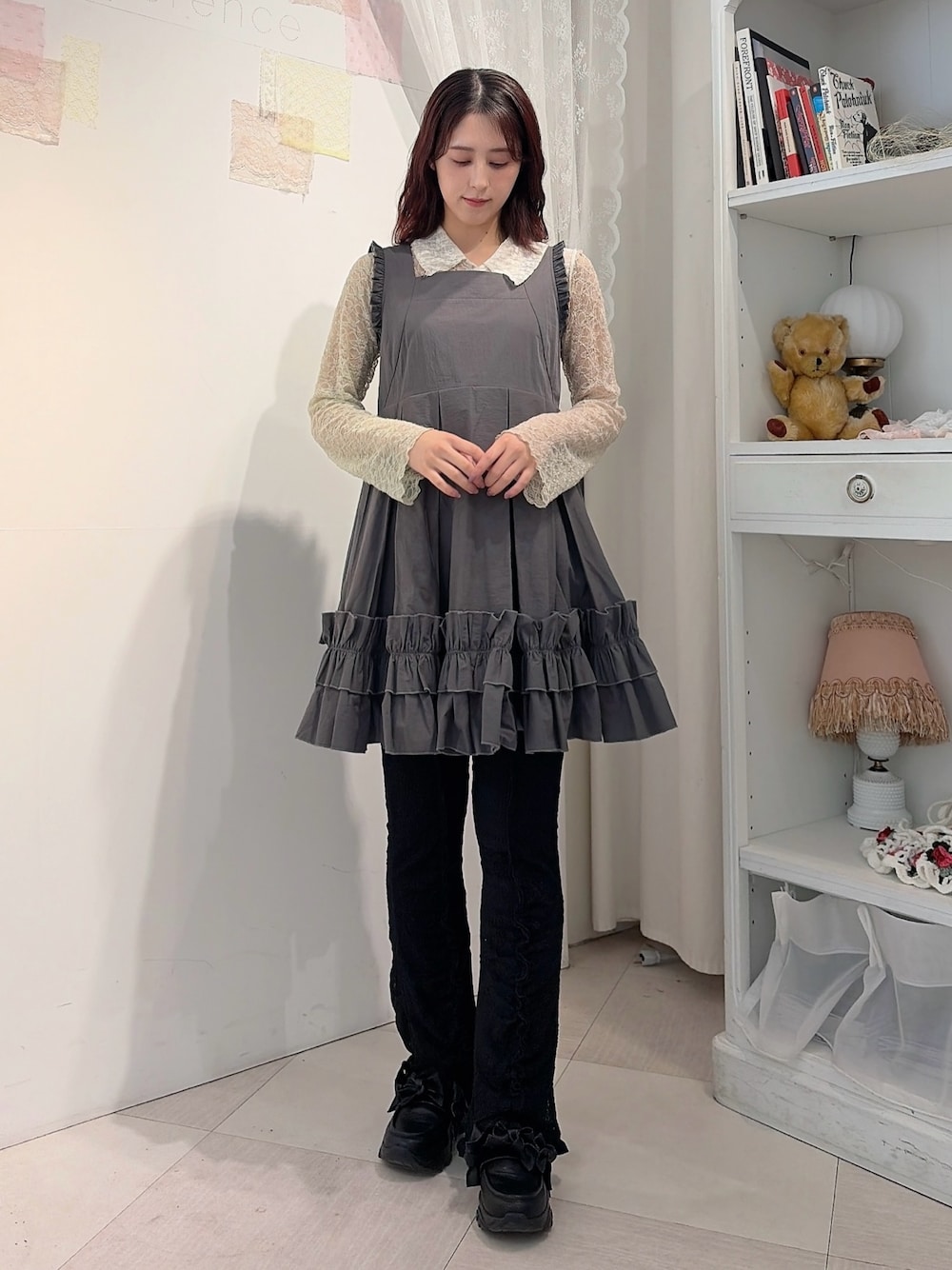 ベージュ系のシャツ/ブラウス、グレー系のワンピース、ブラック系のその他パンツを着用したレディースの冬コーディネートの1枚目の写真