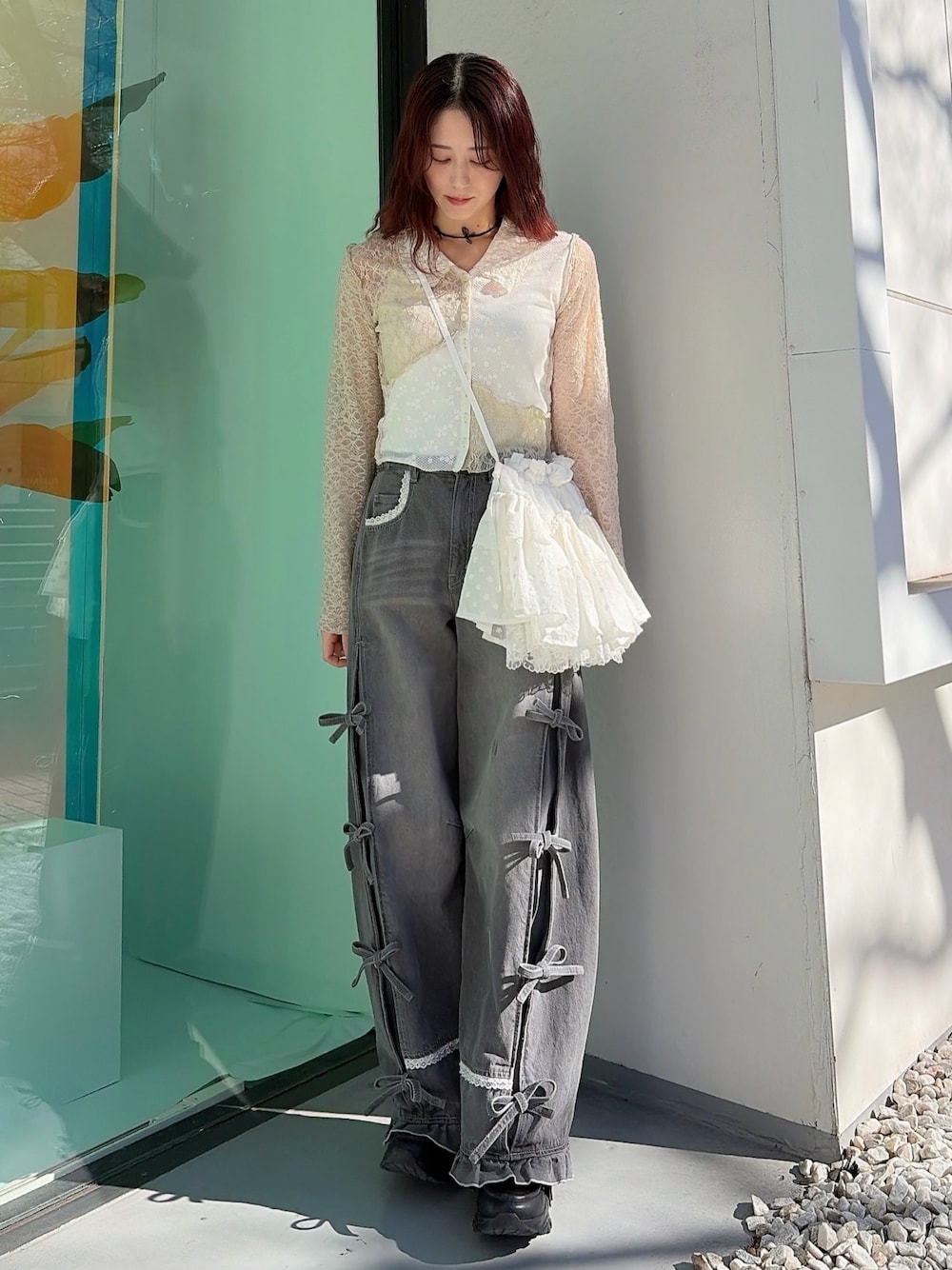ベージュ系のシャツ/ブラウス、ホワイト系のショルダーバッグ、グレー系のデニムパンツを着用したレディースの冬コーディネートの1枚目の写真