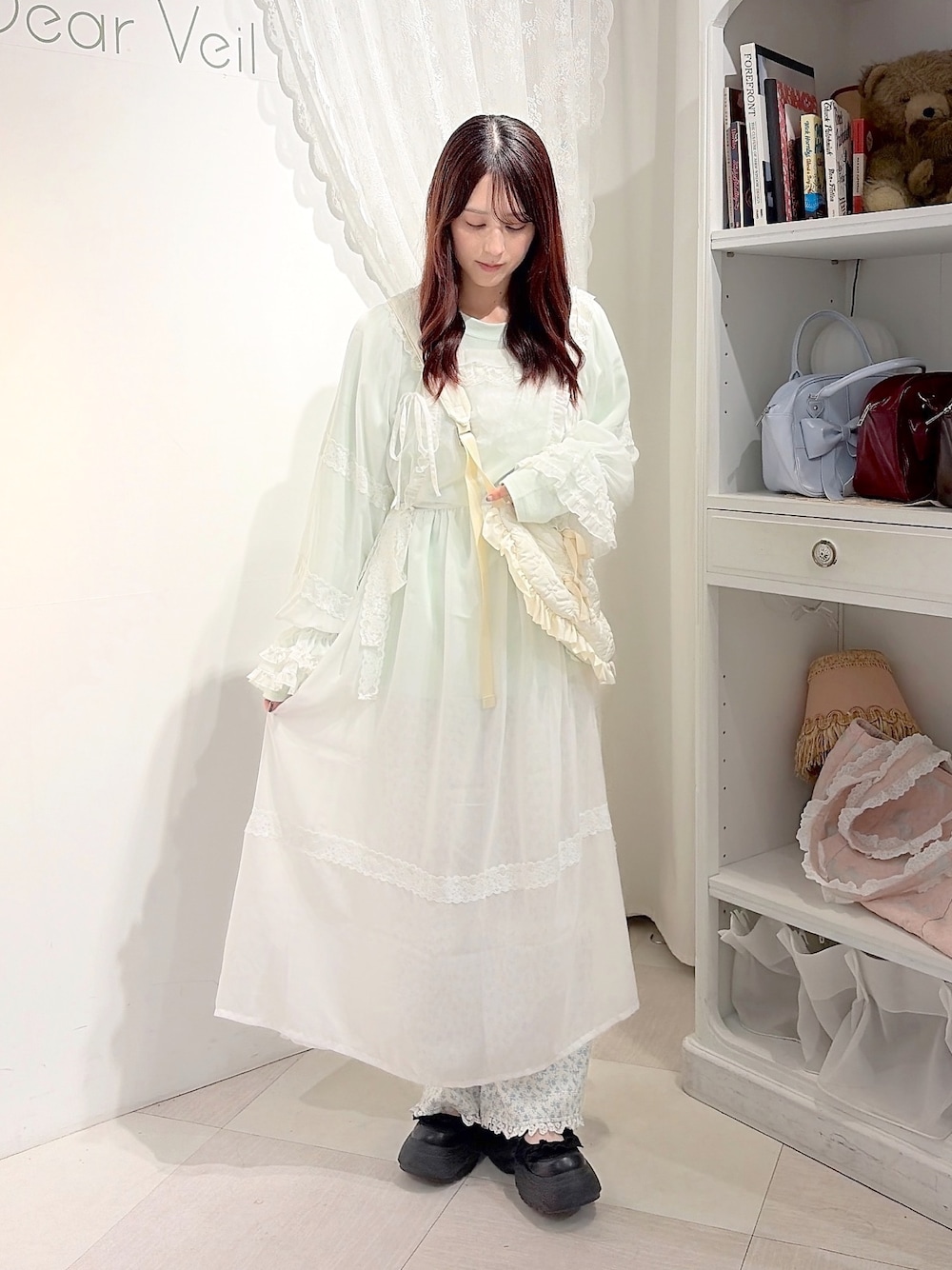 グリーン系のTシャツ/カットソー、ホワイト系のワンピース、ブルー系のカーゴパンツを着用したレディースの秋コーディネートの1枚目の写真