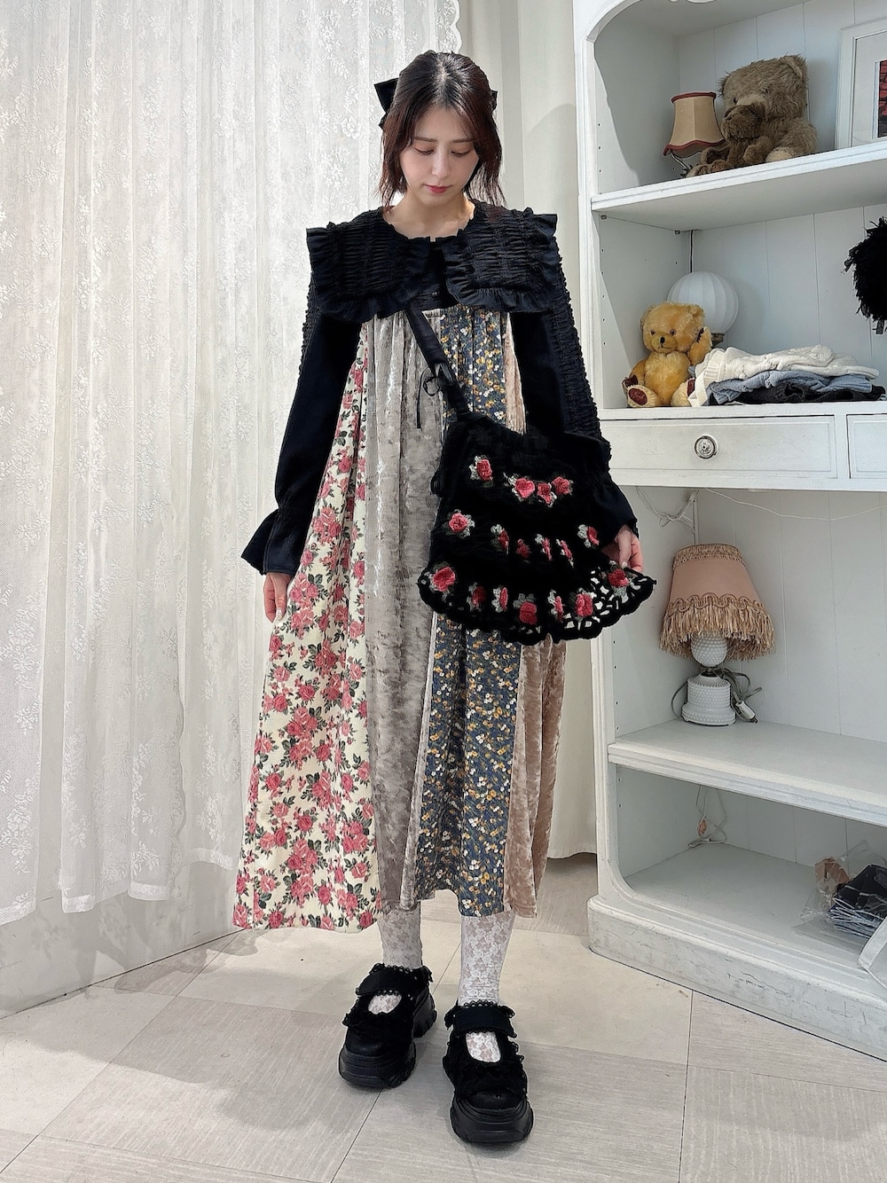 ブラック系のシャツ/ブラウス、ブラウン系のワンピース、ブラック系のショルダーバッグを着用したレディースの夏コーディネートの1枚目の写真