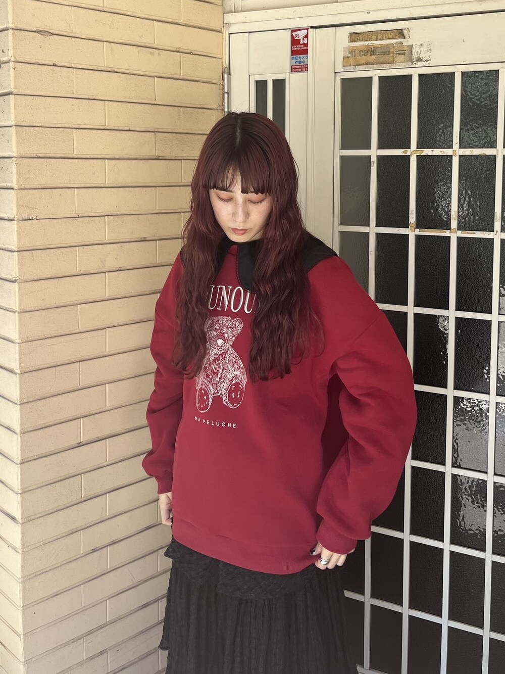 ブラック系のシャツ/ブラウス、レッド系のTシャツ/カットソー、ブラック系のスカートを着用したレディースの夏コーディネートの1枚目の写真