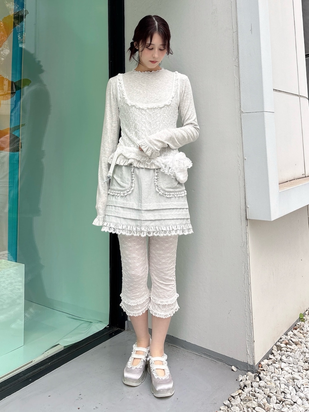 グレー系のTシャツ/カットソー、ホワイト系のボディバッグ/ウエストポーチ、ブルー系のスカートを着用したレディースの秋コーディネートの1枚目の写真