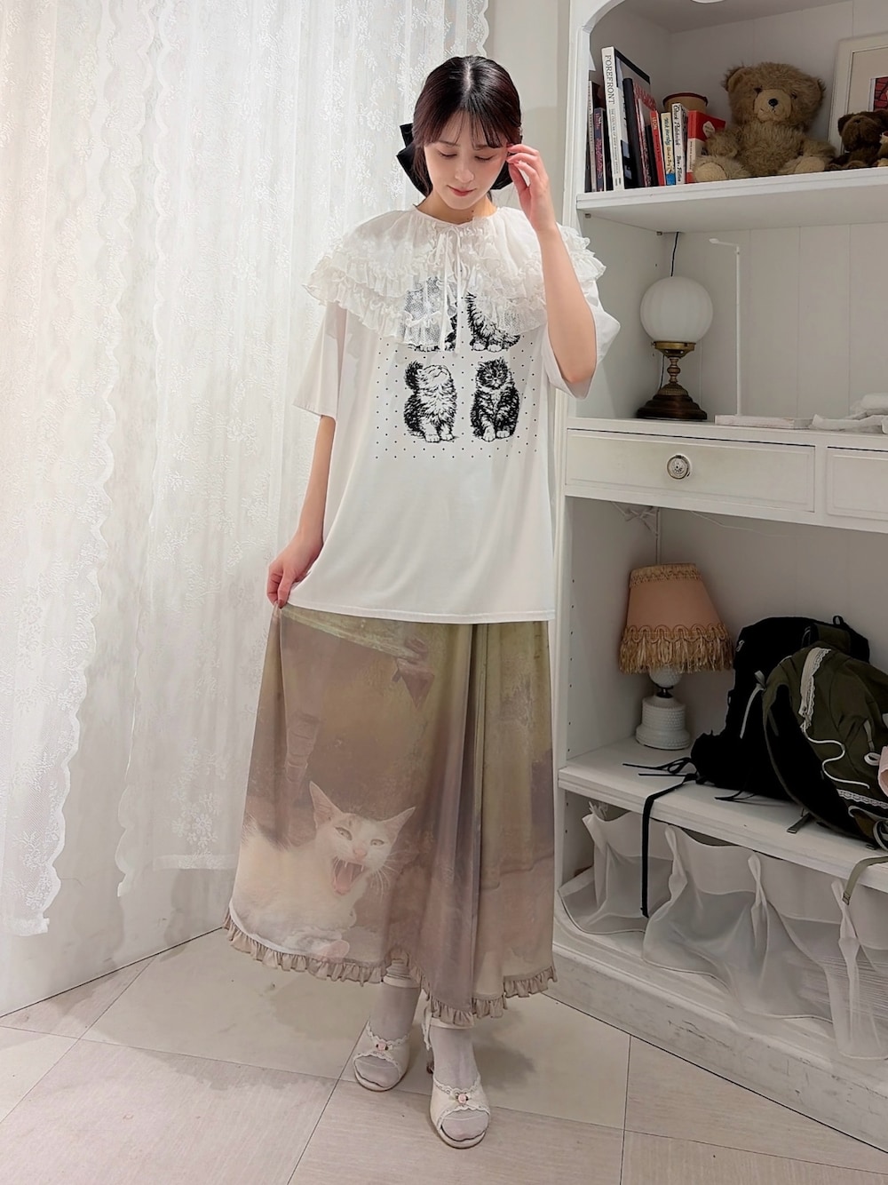 ホワイト系のTシャツ/カットソー、グリーン系のスカート、ホワイト系のサンダルを着用したレディースの春コーディネートの1枚目の写真