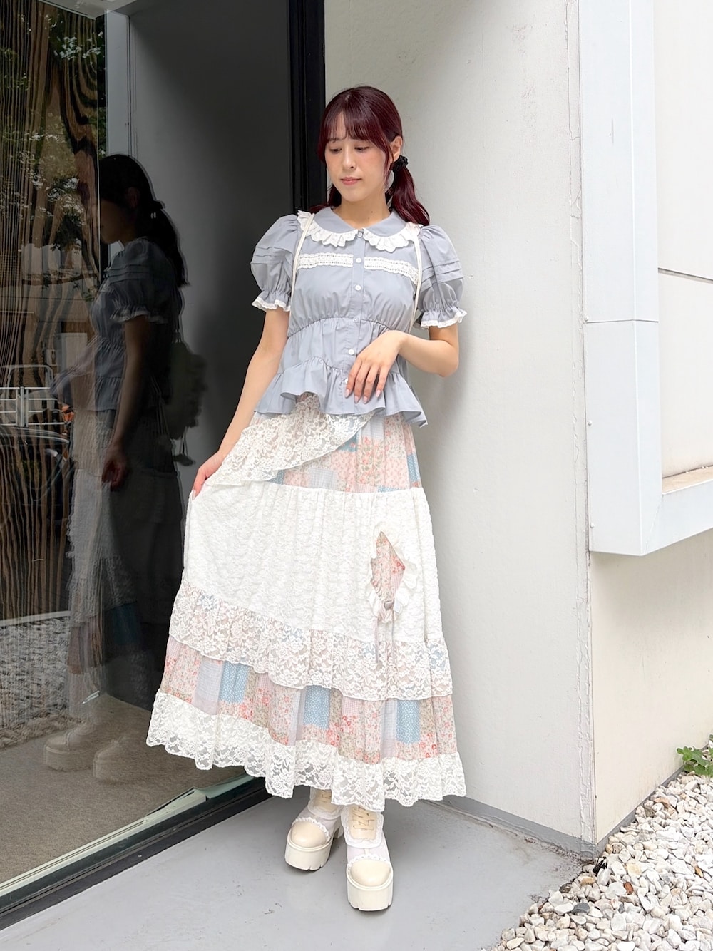 ブルー系のシャツ/ブラウス、ピンク系のスカート、ホワイト系のブーツを着用したレディースの夏コーディネートの1枚目の写真