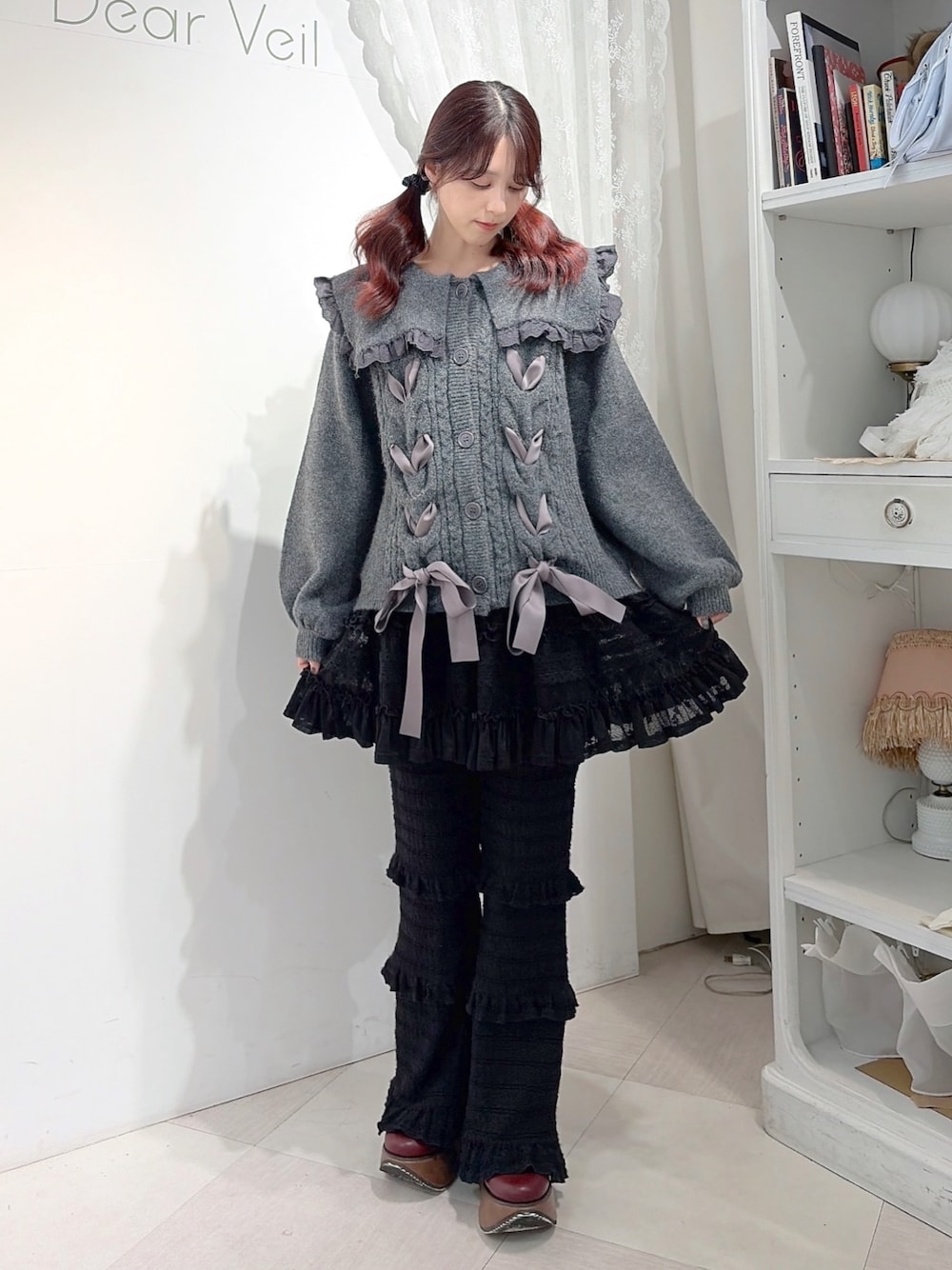 グレー系のカーディガン/ボレロ、ブラック系のその他パンツ、ブラック系のスカートを着用したレディースの夏コーディネートの1枚目の写真