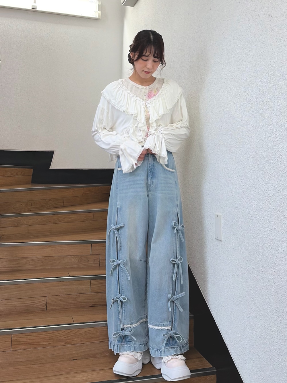 ブルー系のデニムパンツ、ピンク系のスニーカー、ピンク系のTシャツ/カットソーを着用したレディースの夏コーディネートの1枚目の写真