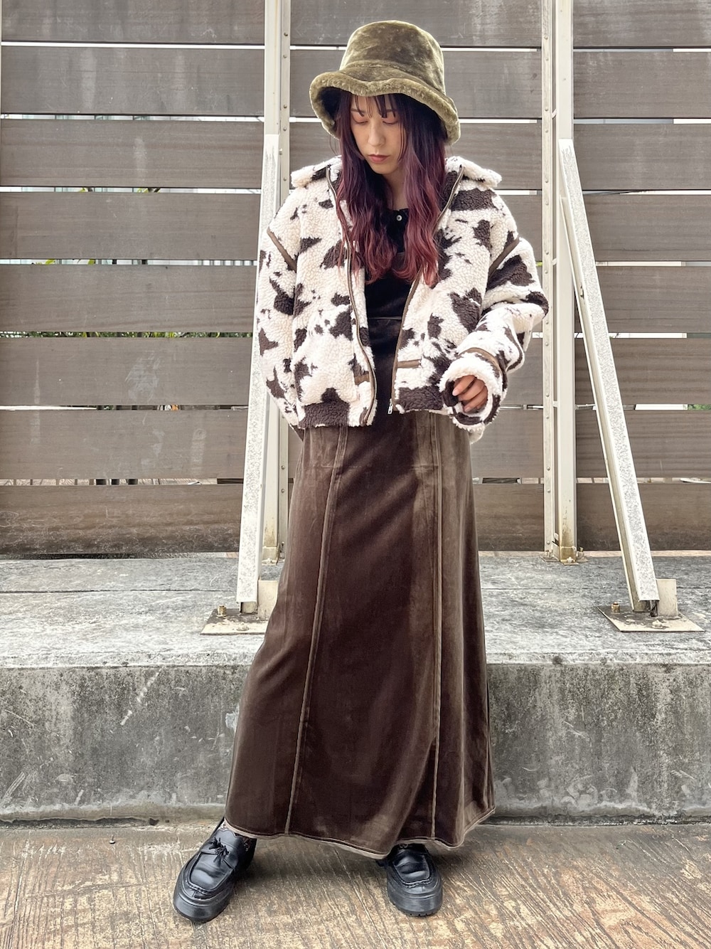 ブラック系のシャツ/ブラウス、ブラウン系のその他アウター、ブラウン系のワンピースを着用したレディースの冬コーディネートの1枚目の写真