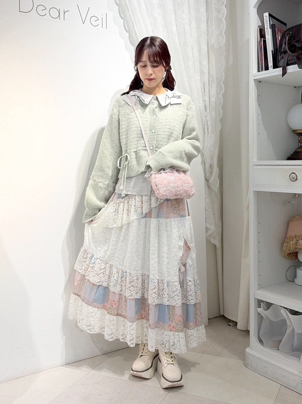 グリーン系のカーディガン/ボレロ、グレー系のシャツ/ブラウス、ピンク系のハンドバッグを着用したレディースの夏コーディネートの1枚目の写真