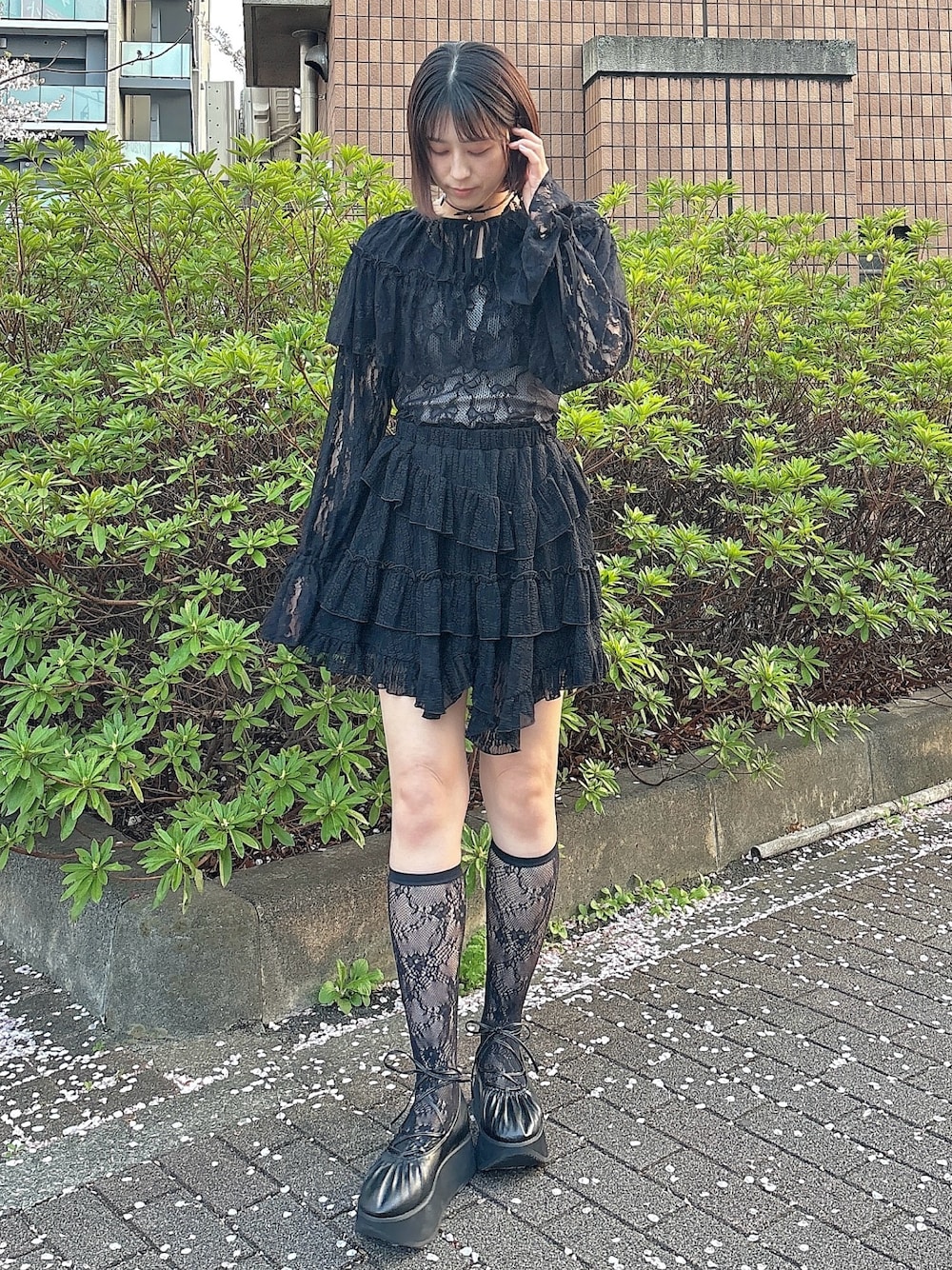 「レイヤードスタイル、大人ガーリー、ガーリーコーデ、バレエコア、レースボレロ、ボレロカーデ、チュールトップス、シアーT、レーススカート、ミニスカート、ヘムスカート、厚底シューズ、厚底サンダル」｜「merry jennyのレースフレアボレロ（カーディガン/ボレロ、ブラック系）」を使った、nanakaさん（骨格ウェーブ・レディース・163cm）の春コーディネートの1枚目の写真