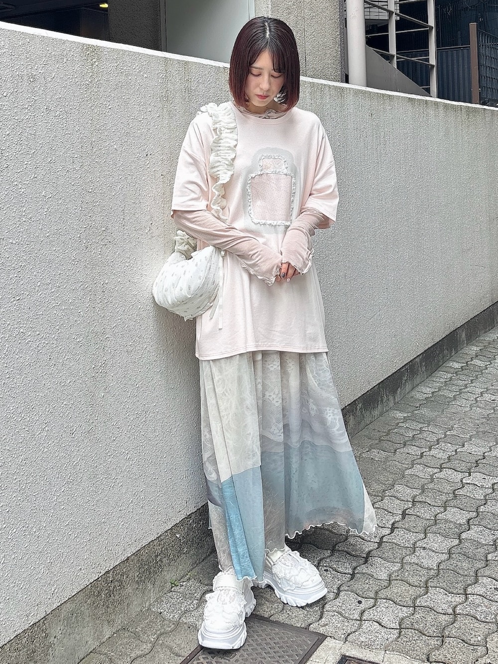 ピンク系のTシャツ/カットソー、ベージュ系のTシャツ/カットソー、グリーン系のスカートを着用したレディースの夏コーディネートの1枚目の写真